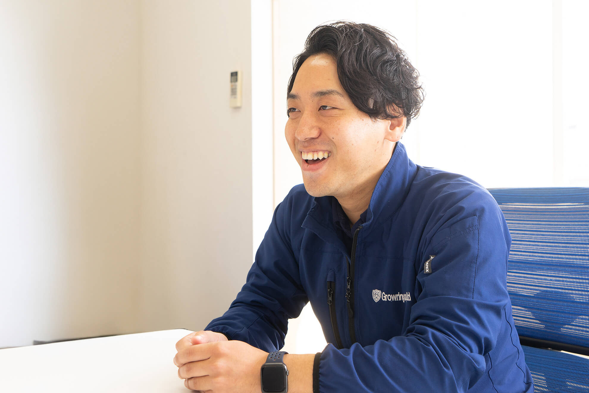 インタビュー中の市丸将太さん