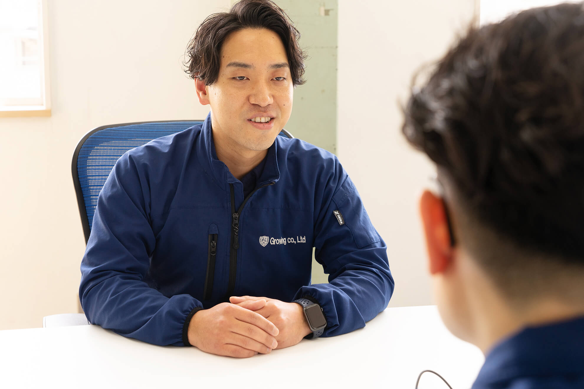インタビュー中の市丸将太さん